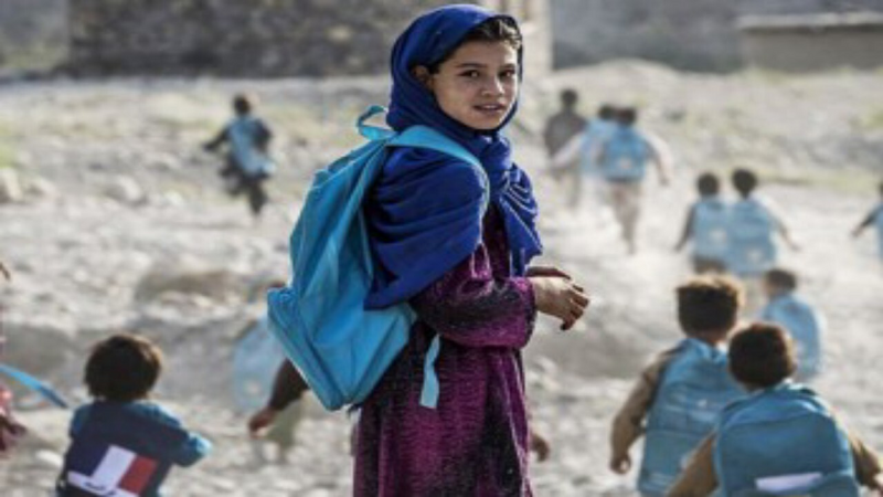 پرونده:دختر دانش آموز افغانستانی.png